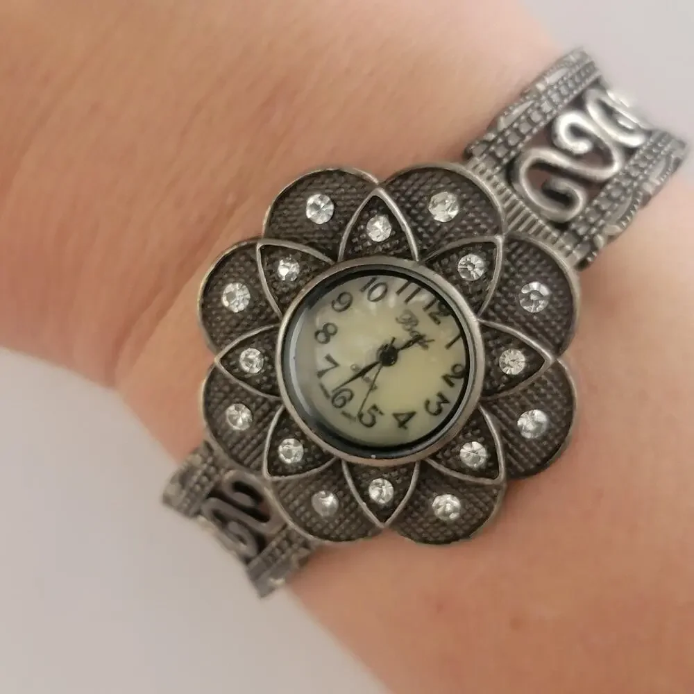 Bade Womens Watch White Dial 32mm Silver Case Silver Bangle Alloy Quartz Gemmed